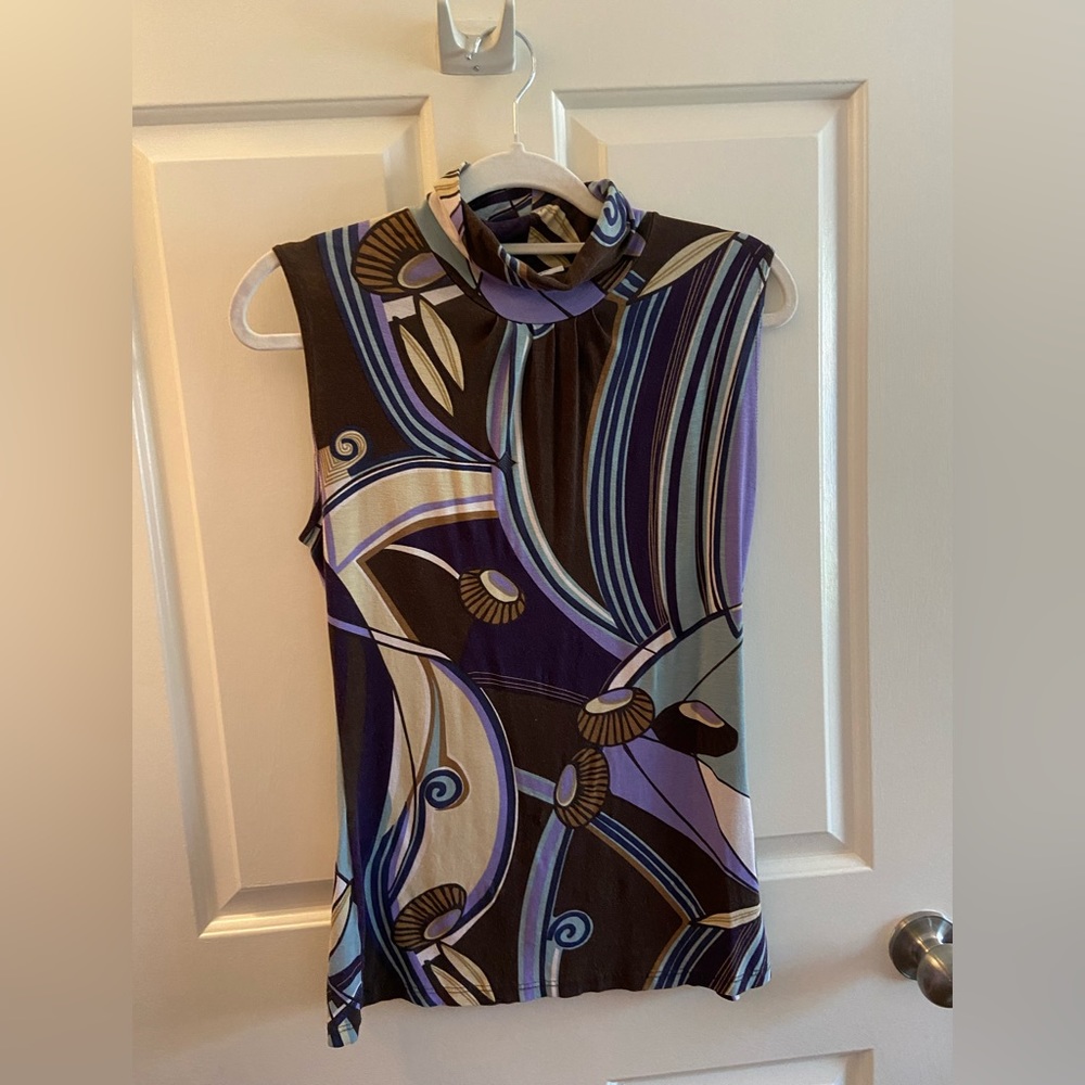 Retro printed, sleeveless, slighty turtle necked blouse